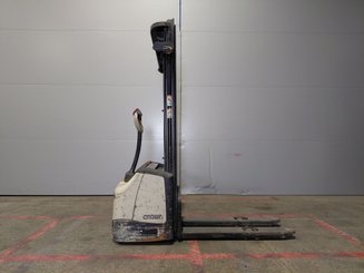 Stacker com condutor a pé Crown WF3000 10 - 4