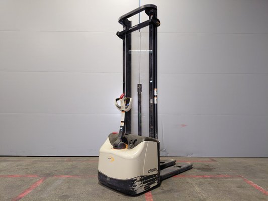 Stacker com condutor a pé Crown WF3000 1.2 - 1