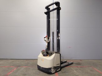 Stacker com condutor a pé Crown WF3000 1.2 - 1