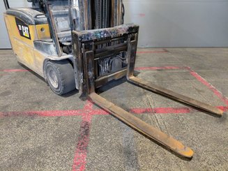 Empilhador de contrapeso 3 rodas Caterpillar EP20PNT