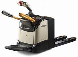 Porta-paletes eléctrico com condutor transportado Crown WT3040 - 1