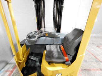 Empilhadores Retrácteis Multidirecionais Caterpillar NRM20K