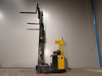 Empilhadores Retrácteis Multidirecionais Caterpillar NRM20K