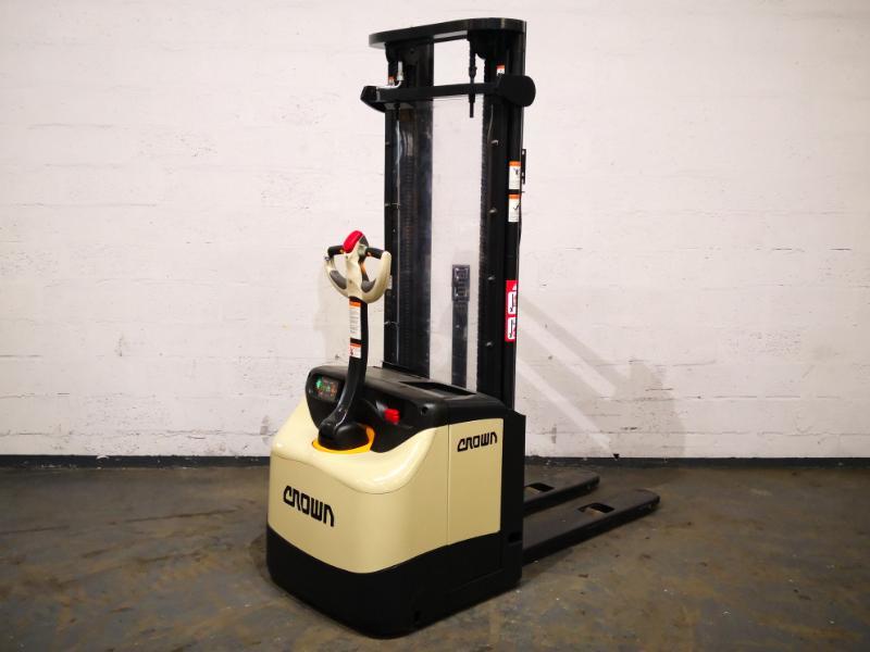 Stacker com condutor a pé Crown ES4000 1.2 TT - 1