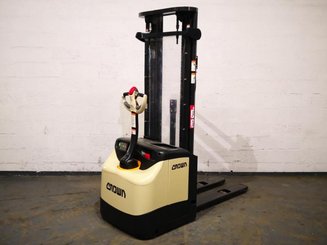 Stacker com condutor a pé Crown ES4000 1.2 TT - 1