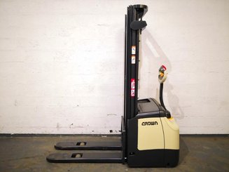 Stacker com condutor a pé Crown ES4000 1.2 TT - 2