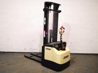 Stacker com condutor a pé Crown ES4000 1.2 TT - 1