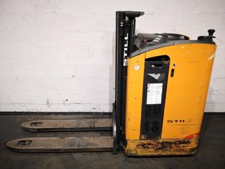 Stacker com condutor transportado STILL SD20