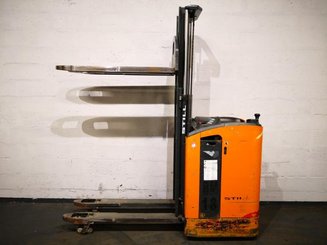 Stacker com condutor transportado STILL SD20