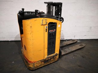 Stacker com condutor transportado STILL SD20