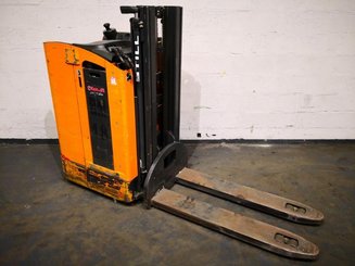 Stacker com condutor transportado STILL SD20 - 7