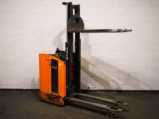 Stacker com condutor transportado STILL SD20
