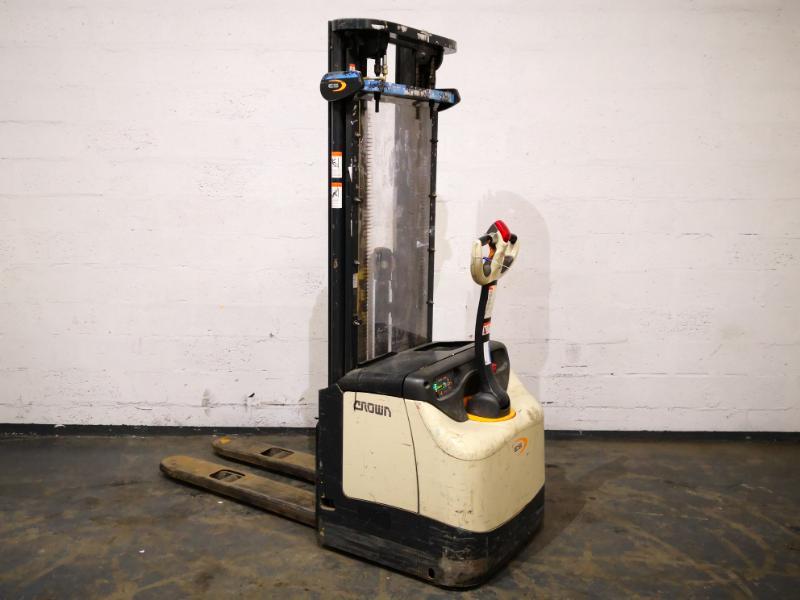 Stacker com condutor a pé Crown ES4000 1.2 TT - 1