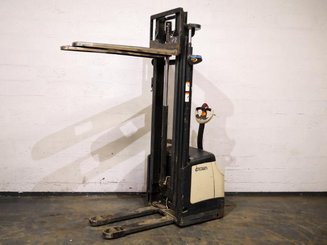 Stacker com condutor a pé Crown ES4000 1.2 TT - 5