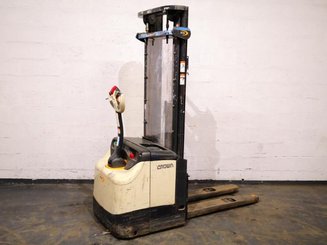 Stacker com condutor a pé Crown ES4000 1.2 TT - 1