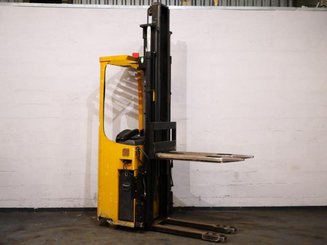 Stacker com condutor transportado Caterpillar NSR16K