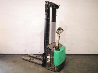 Stacker com condutor a pé Mitsubishi SBP12N