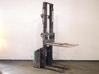 Stacker com condutor a pé Mitsubishi SBP12N