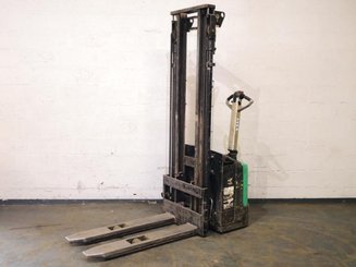 Stacker com condutor a pé Mitsubishi SBP12N