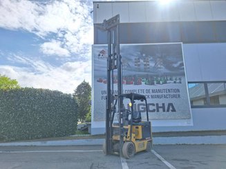 Empilhador de contrapeso 4 rodas Caterpillar EC25N