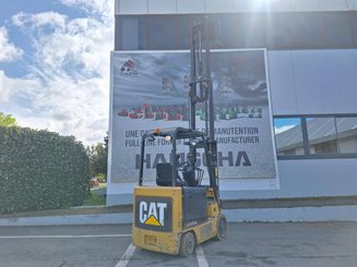 Empilhador de contrapeso 4 rodas Caterpillar EC25N
