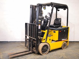 Empilhador de contrapeso 4 rodas Caterpillar EC25N - 1