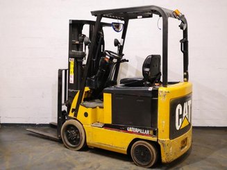 Empilhador de contrapeso 4 rodas Caterpillar EC25N