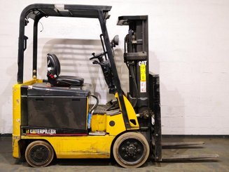 Empilhador de contrapeso 4 rodas Caterpillar EC25N