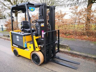 Empilhador de contrapeso 4 rodas Caterpillar EC25N