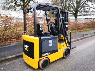 Empilhador de contrapeso 4 rodas Caterpillar EC25N