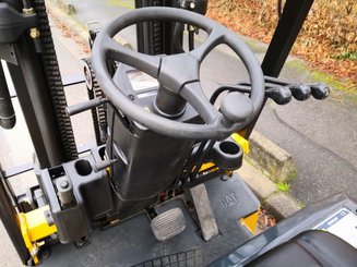 Empilhador de contrapeso 4 rodas Caterpillar EC25N