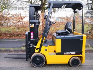 Empilhador de contrapeso 4 rodas Caterpillar EC25N