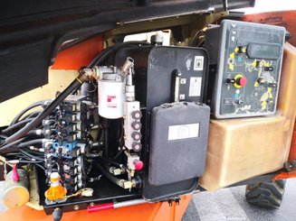 Plataforma de braço articulado JLG 600A - 11