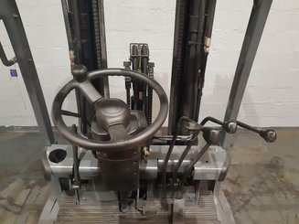 Empilhador de contrapeso 3 rodas Toyota 7FBESF15 - 7