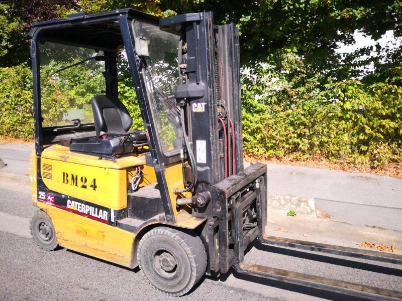 Empilhador de contrapeso 4 rodas Caterpillar EP25K-PAC - 1