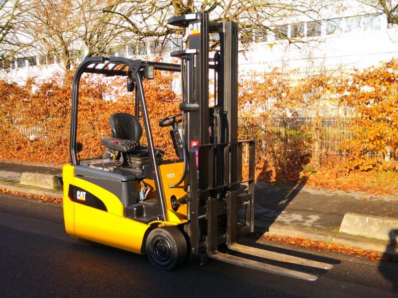 Empilhador de contrapeso 3 rodas Caterpillar EP18NT - 1