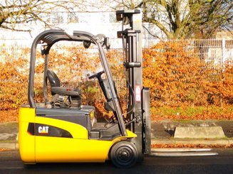 Empilhador de contrapeso 3 rodas Caterpillar EP18NT - 2