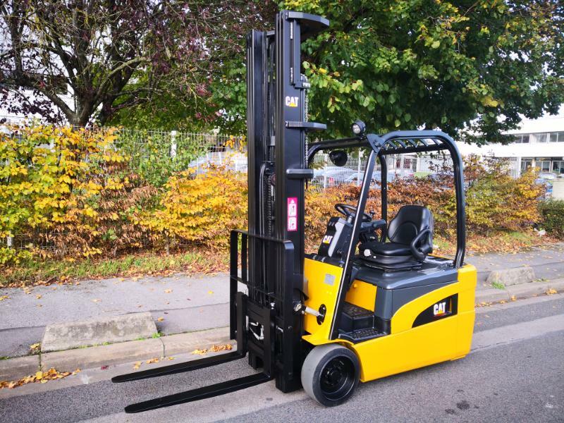 Empilhador de contrapeso 3 rodas Caterpillar EP20NT - 1