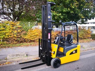 Empilhador de contrapeso 3 rodas Caterpillar EP20NT - 1