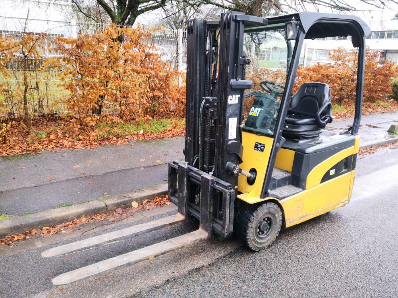 Empilhador de contrapeso 3 rodas Caterpillar EP16NT - 1