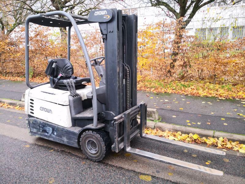Empilhador de contrapeso 3 rodas Crown SC4220-1,6 - 1