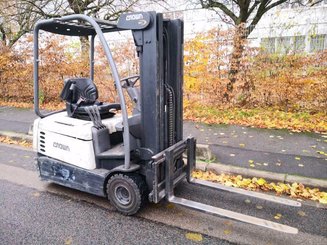 Empilhador de contrapeso 3 rodas Crown SC4220-1,6 - 1