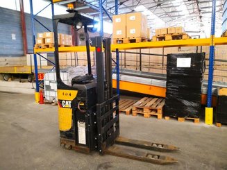 Stacker com condutor transportado Caterpillar NSR12N