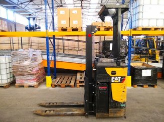 Stacker com condutor transportado Caterpillar NSR12N