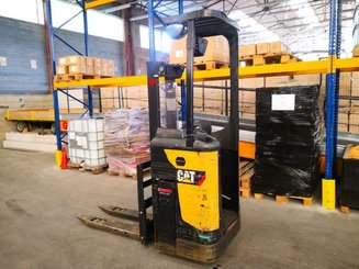 Stacker com condutor transportado Caterpillar NSR12N