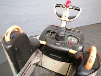 Porta-paletes eléctrico com condutor transportado Crown WT3040