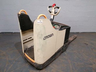 Porta-paletes eléctrico com condutor transportado Crown WT3040