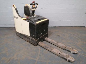 Porta-paletes eléctrico com condutor transportado Crown WT3040
