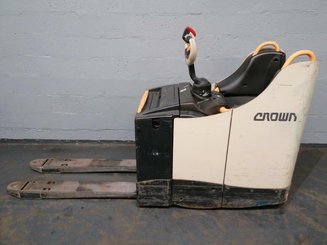 Porta-paletes eléctrico com condutor transportado Crown WT3040