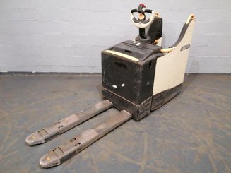 Porta-paletes eléctrico com condutor transportado Crown WT3040